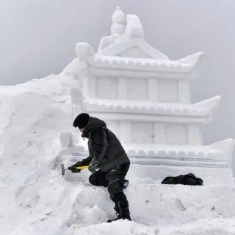 烏魯木齊首屆冰雪大廟會加緊建設 大型雪雕初見雛形