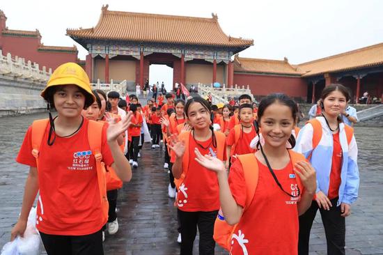 2024年7月,国网新疆电力组织“红石榴”夏令营的孩子们参观故宫博物院。张利民 摄 2024年7月,国网新疆电力组织“红石榴”夏令营的孩子们参观故宫博物院。张利民 摄