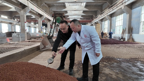 仁怀酱科所工作人员到酒厂了解下沙情况 余甚君拍摄 仁怀酱科所工作人员到酒厂了解下沙情况 余甚君拍摄