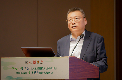 新疆维吾尔自治区人民医院耳鼻喉诊疗中心主任唐亮进行《探索智能化大众听力健康服务新模式》主题讲座。