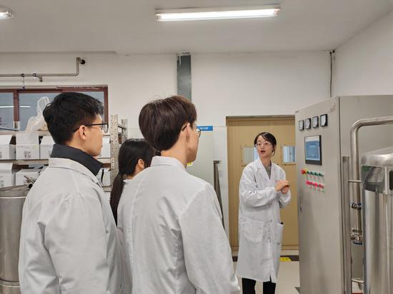 茅台学院酿酒实操课堂 余甚君拍摄 茅台学院酿酒实操课堂 余甚君拍摄