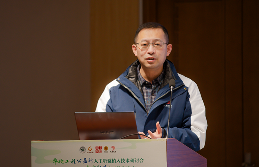 重庆市人民医院耳鼻咽喉头颈外科主任、重庆市防聋治聋专家组组长袁伟进行《外周性眩晕和前庭代偿》主题讲座。