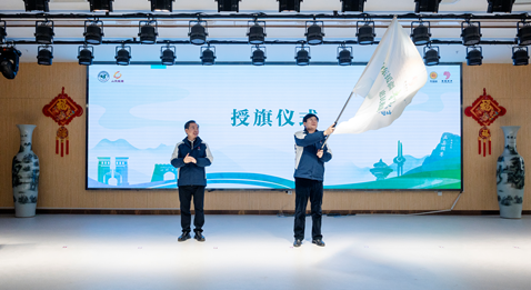 袁良书记为医疗队授队旗。