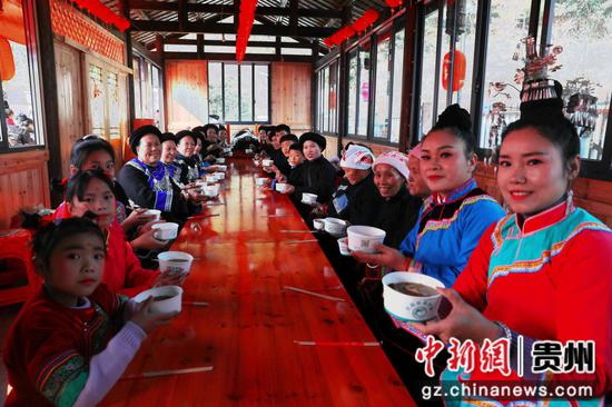 侗族群众在吃油茶。杨家孟摄