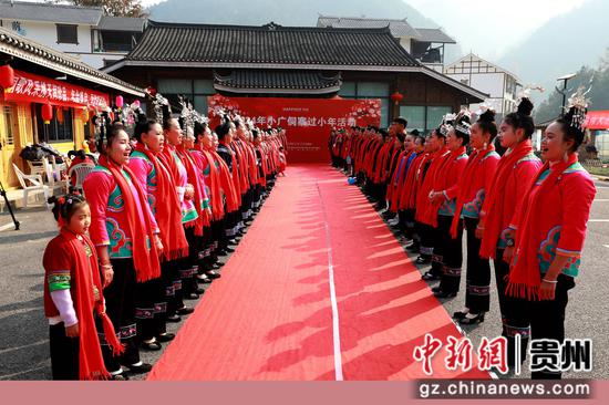 侗族群众在唱侗歌。杨家孟摄
