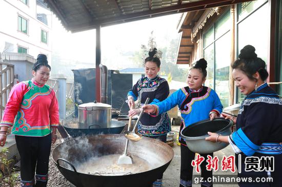 侗族民众在煮侗家油茶。杨家孟摄