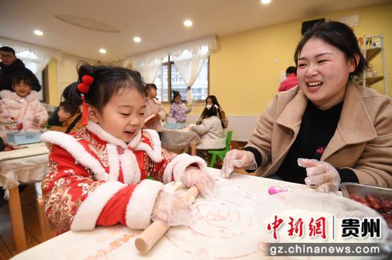 12月31日,在北京市北海幼儿园贵阳分园“萌娃迎新年”主题活动现场,小朋友们在家长的陪同下制作创意花馍。 12月31日,在北京市北海幼儿园贵阳分园“萌娃迎新年”主题活动现场,小朋友们在家长的陪同下制作创意花馍。
