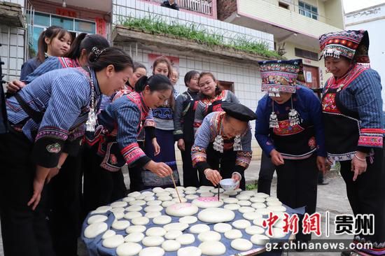 三都布依族民众度“小年节” 三都布依族民众度“小年节”