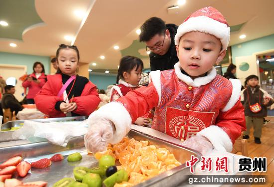 12月31日,北京市北海幼儿园贵阳分园的小朋友们在“萌娃迎新年”主题活动现场制作创意糖葫芦。 12月31日,北京市北海幼儿园贵阳分园的小朋友们在“萌娃迎新年”主题活动现场制作创意糖葫芦。