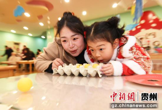 12月31日,在北京市北海幼儿园贵阳分园“萌娃迎新年”主题活动现场,小朋友与家长一起开展“蛇”来运转吹球进洞游戏。 12月31日,在北京市北海幼儿园贵阳分园“萌娃迎新年”主题活动现场,小朋友与家长一起开展“蛇”来运转吹球进洞游戏。