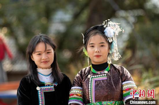 图为苗族姑娘在观看芦笙吹奏。吴德军 摄 图为苗族姑娘在观看芦笙吹奏。吴德军 摄