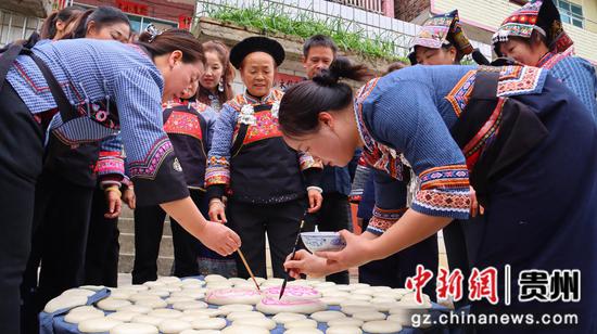 三都布依族民众度“小年节” 三都布依族民众度“小年节”