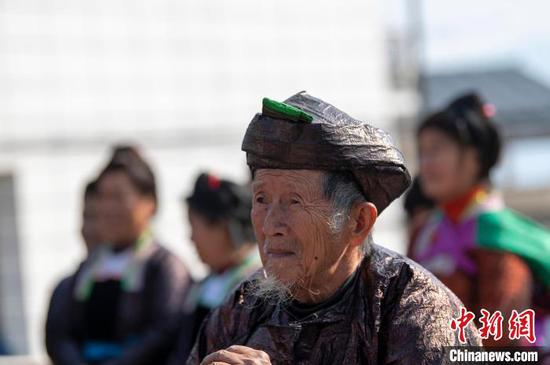 图为苗族寨老在观看芦笙吹奏。吴德军 摄 图为苗族寨老在观看芦笙吹奏。吴德军 摄
