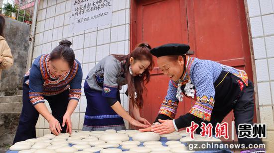 三都布依族民众度“小年节” 三都布依族民众度“小年节”