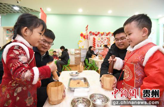 12月31日,在北京市北海幼儿园贵阳分园“萌娃迎新年”主题活动现场,小朋友们在家长的陪同下一起打糍粑。 12月31日,在北京市北海幼儿园贵阳分园“萌娃迎新年”主题活动现场,小朋友们在家长的陪同下一起打糍粑。