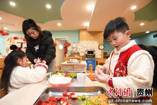 12月31日,北京市北海幼儿园贵阳分园的小朋友们在“萌娃迎新年”主题活动现场制作创意糖葫芦。 12月31日,北京市北海幼儿园贵阳分园的小朋友们在“萌娃迎新年”主题活动现场制作创意糖葫芦。