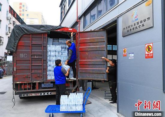 图为工人在仓库卸货。左禹华 摄