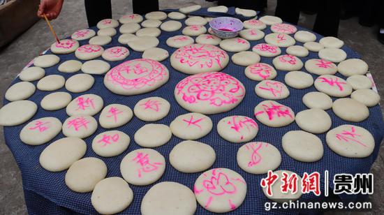 三都布依族民众度“小年节” 三都布依族民众度“小年节”