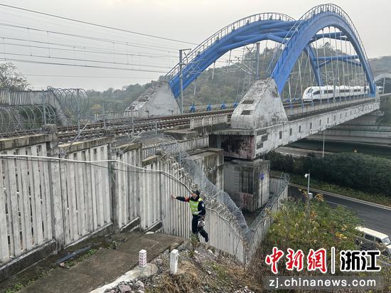 浙江绍兴：排查铁路沿线隐患 打响春运“前哨战”