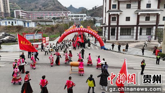 徒步参与者们达到终点 徒步参与者们达到终点