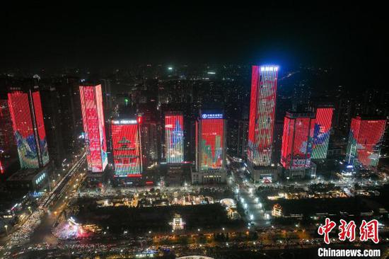 12月31日晚，贵州省贵阳市观山湖区金融城部分楼宇幕墙上演灯光秀，迎接2025年的到来。（无人机照片）中新社记者 瞿宏伦 摄
