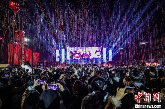 1月1日，2025贵阳路边音乐会跨年嘉年华在贵州省贵阳市观山湖区举行，吸引众多游客与市民前来参与，迎接2025年的到来。图为民众零点放飞气球。中新社记者 瞿宏伦 摄