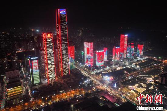 12月31日晚，贵州省贵阳市观山湖区金融城部分楼宇幕墙上演灯光秀，迎接2025年的到来。(无人机照片)中新社记者 瞿宏伦 摄