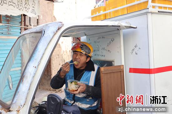 快递员享用饺子。吴莉玲 供图