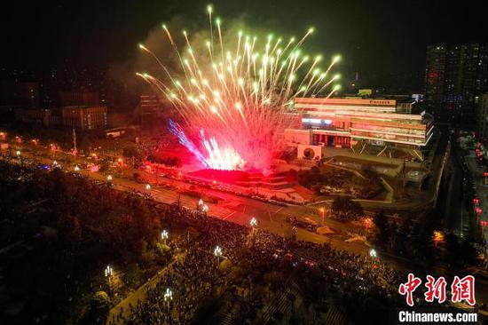 1月1日，2025贵阳路边音乐会跨年嘉年华在贵州省贵阳市观山湖区举行，吸引众多游客与市民前来参与，迎接2025年的到来。图为跨年烟花秀。(无人机照片)中新社记者 瞿宏伦 摄