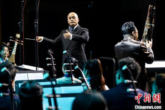 图为指挥龙国洪在指挥乐团演奏第三乐章《梵净•云海》。中新社记者 瞿宏伦 摄 图为指挥龙国洪在指挥乐团演奏第三乐章《梵净•云海》。中新社记者 瞿宏伦 摄