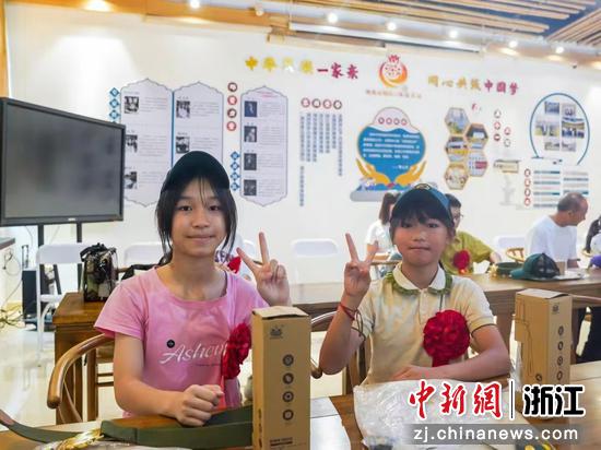 “石榴花开·籽籽同心”暑期“春泥计划”公益班报到现场。陈宇 摄 “石榴花开·籽籽同心”暑期“春泥计划”公益班报到现场。陈宇 摄