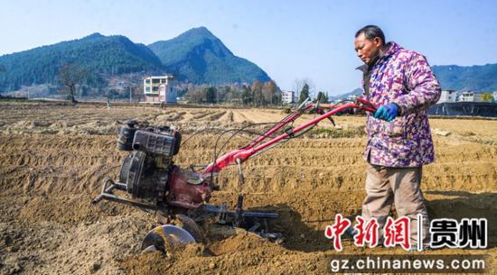 村民在翻地 村民在翻地
