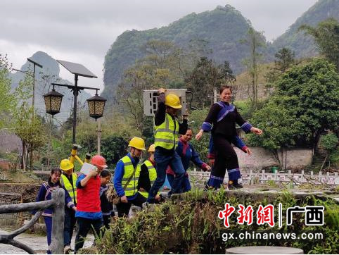 全国唯一的毛南族自治县广西河池环江毛南族用上移动5G网络。林峰 摄 全国唯一的毛南族自治县广西河池环江毛南族用上移动5G网络。林峰 摄