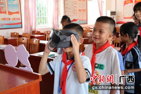移动人将VR设备带进课堂,让孩子们身临其境探索知识新天地。梁园 摄 移动人将VR设备带进课堂,让孩子们身临其境探索知识新天地。梁园 摄