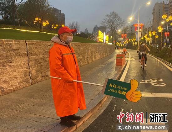 “香溢”志愿者护航文明出行。金华烟草 供图