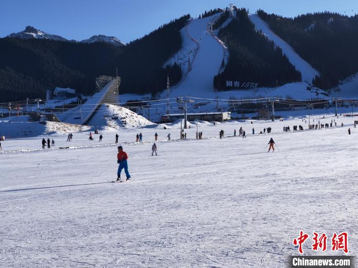 烏魯木齊：民眾滑雪場歡聚迎新年