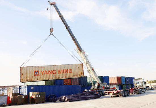 2024年11月9日，喀什中程国际货运代理有限责任公司工人在吊运集装箱装运出口货物。喀什地区融媒体中心 记者陈文军 摄