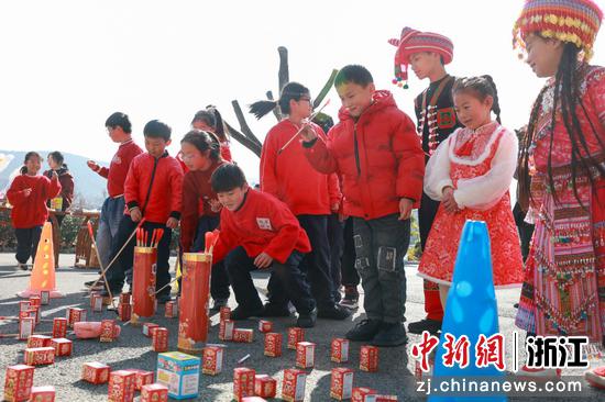 孩子们在“套”福。煤山镇供图