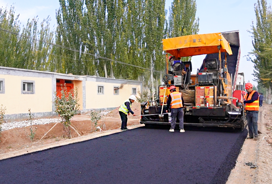 伽师县夏普吐勒镇克其克阿克艾日克村2024年村组道路建设项目第四合同段施工现场。（资料图）伽师县融媒体中心记者 姑丽那尔·艾力 摄