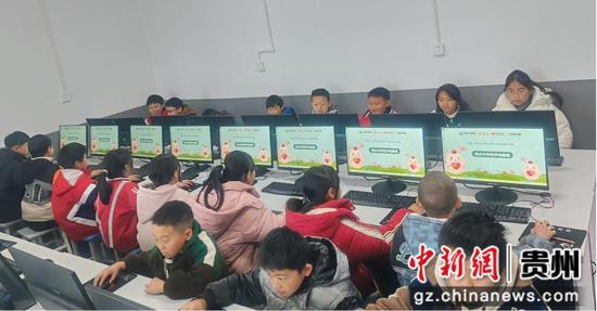 晴隆县第四小学学生使用电脑。 晴隆县第四小学学生使用电脑。
