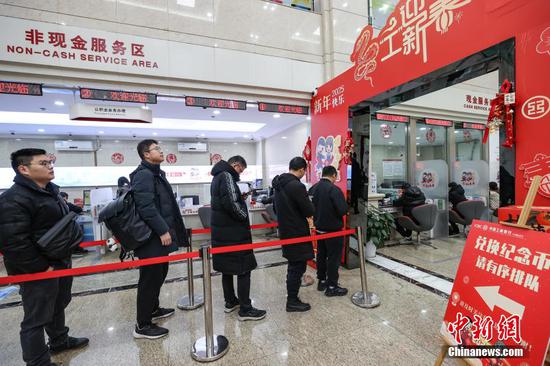 1月3日,贵州贵阳,市民在中国工商银行一支行排队等待兑换纪念钞、币。 1月3日,贵州贵阳,市民在中国工商银行一支行排队等待兑换纪念钞、币。