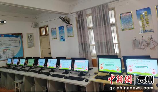 晴隆县鸡场小学安装电脑。 晴隆县鸡场小学安装电脑。