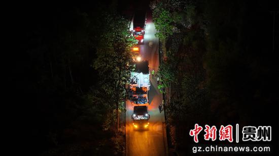 工作人员正在运输500千伏胜境变电站的主变压器。陈炎 摄