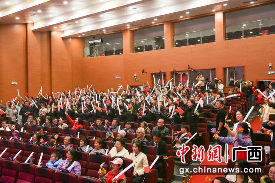 图为活动现场。