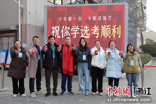 图为：老师们为考生加油。中新社发 于江  摄