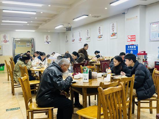 仁怀市惠民食堂盐津街道城南社区助餐点群众正在用餐