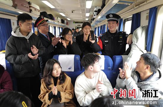 图为:铁路民警和乘客互动。中新社发 贺瑞明 摄 图为:铁路民警和乘客互动。中新社发 贺瑞明 摄