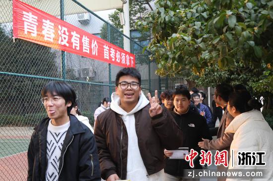 图为：考生自信走入绍兴市上虞区崧厦中学考点。中新社发 于江  摄