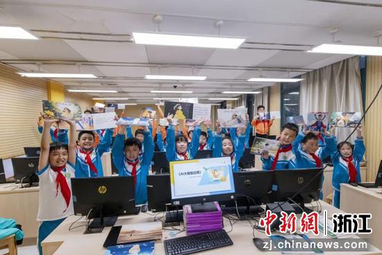 《AI大模型应用》课程在全国多地学校课后服务课堂开讲。 好多素教 供图 《AI大模型应用》课程在全国多地学校课后服务课堂开讲。 好多素教 供图