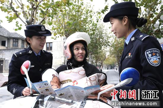 图为:铁路民警开展宣传。中新社发 贺瑞明 摄